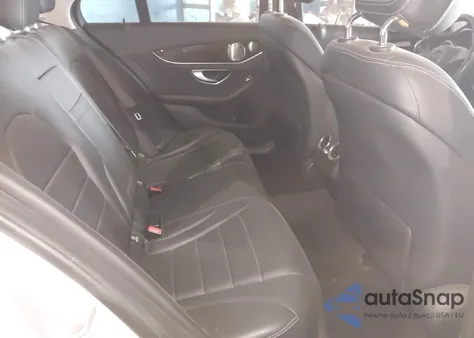 2016 Mercedes-Benz C 300 Luxury 4Matic z USA, uszkodzony, nr VIN 55SWF4KB3GU135076